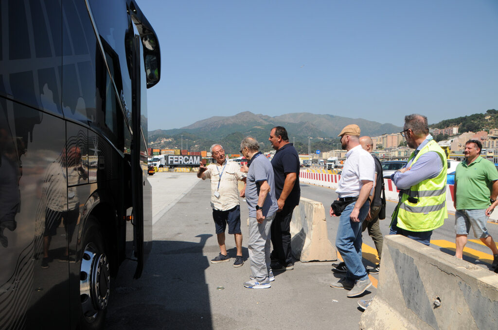 La visita degli ex istruttori gruisti a PSA Genova Pra’
