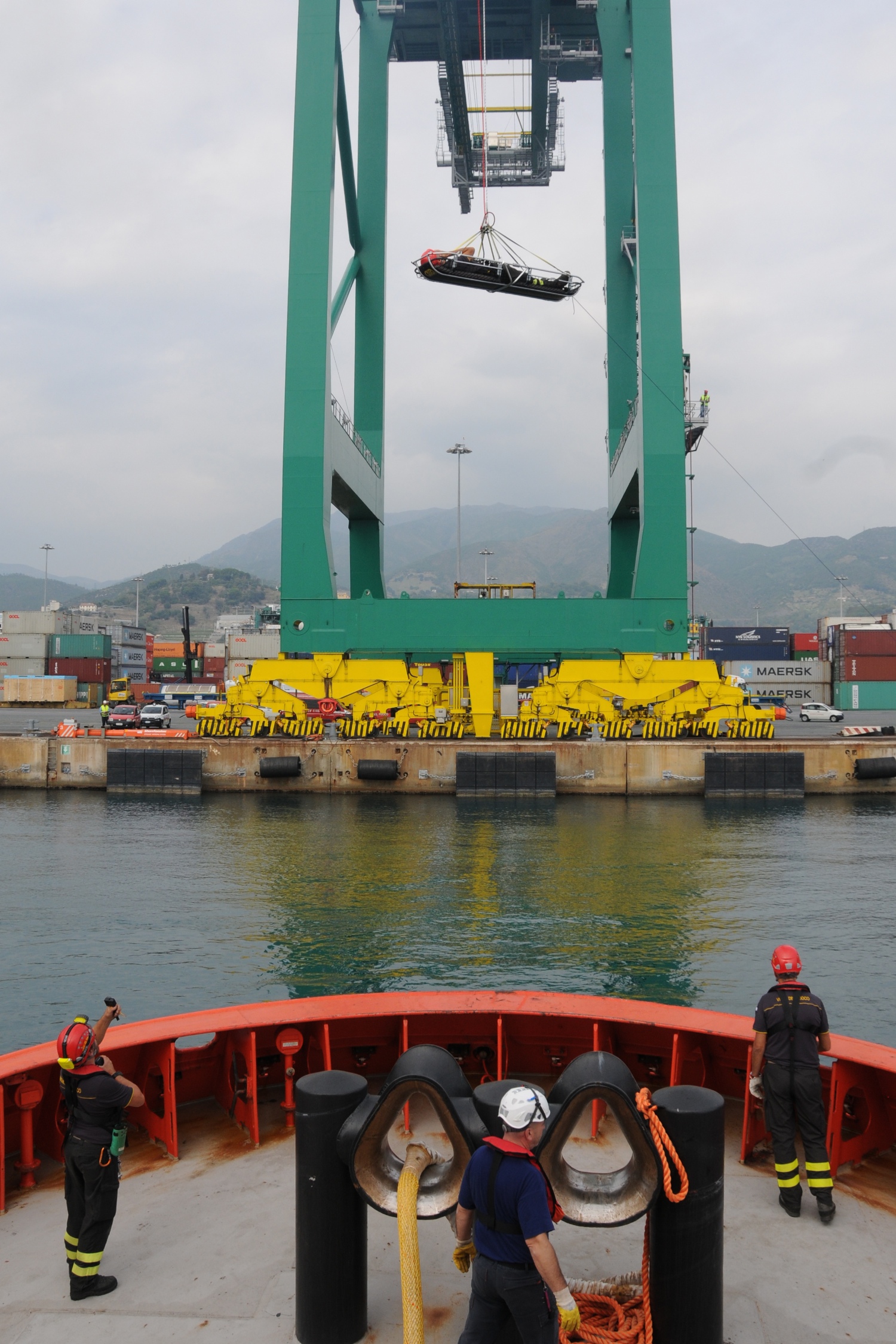 In precedenza, la collaborazione tra la Direzione del Terminal e il Comando VV.F aveva portato a individuare, acquistare e installare su ognuna delle dodici gru di banchina le attrezzature di soccorso provate poi durante le esercitazioni. Tra queste si conta anche un cestello porta-persone finalizzato al soccorso in quota. Le attrezzature unite alle esercitazioni permettono non solo di ridurre i tempi di soccorso, ma rappresentano un’eccellenza a livello italiano nella collaborazione tra un’impresa portuale privata e il corpo dei Vigili del Fuoco.